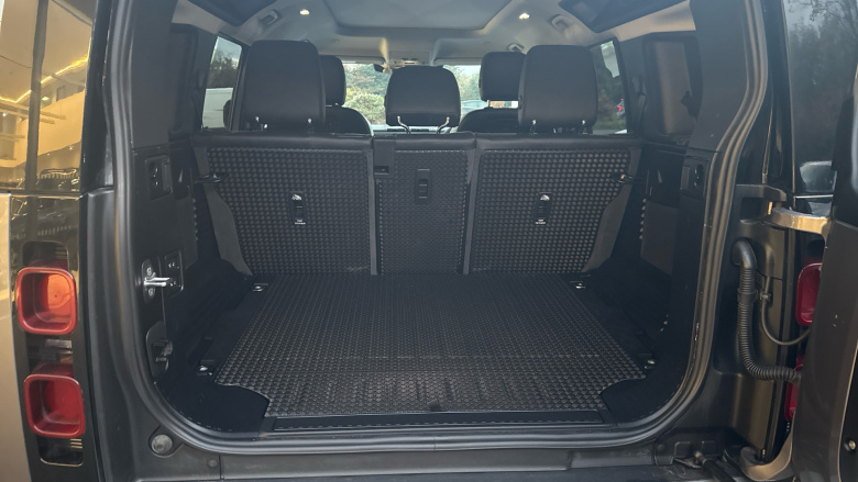 Land Rover Defender 2.0 D240 SE 110 5dr Auto Diesel Estate